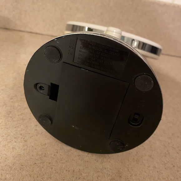 White & Silver Portable LED Makeup Mirror - Picture 3 of 11